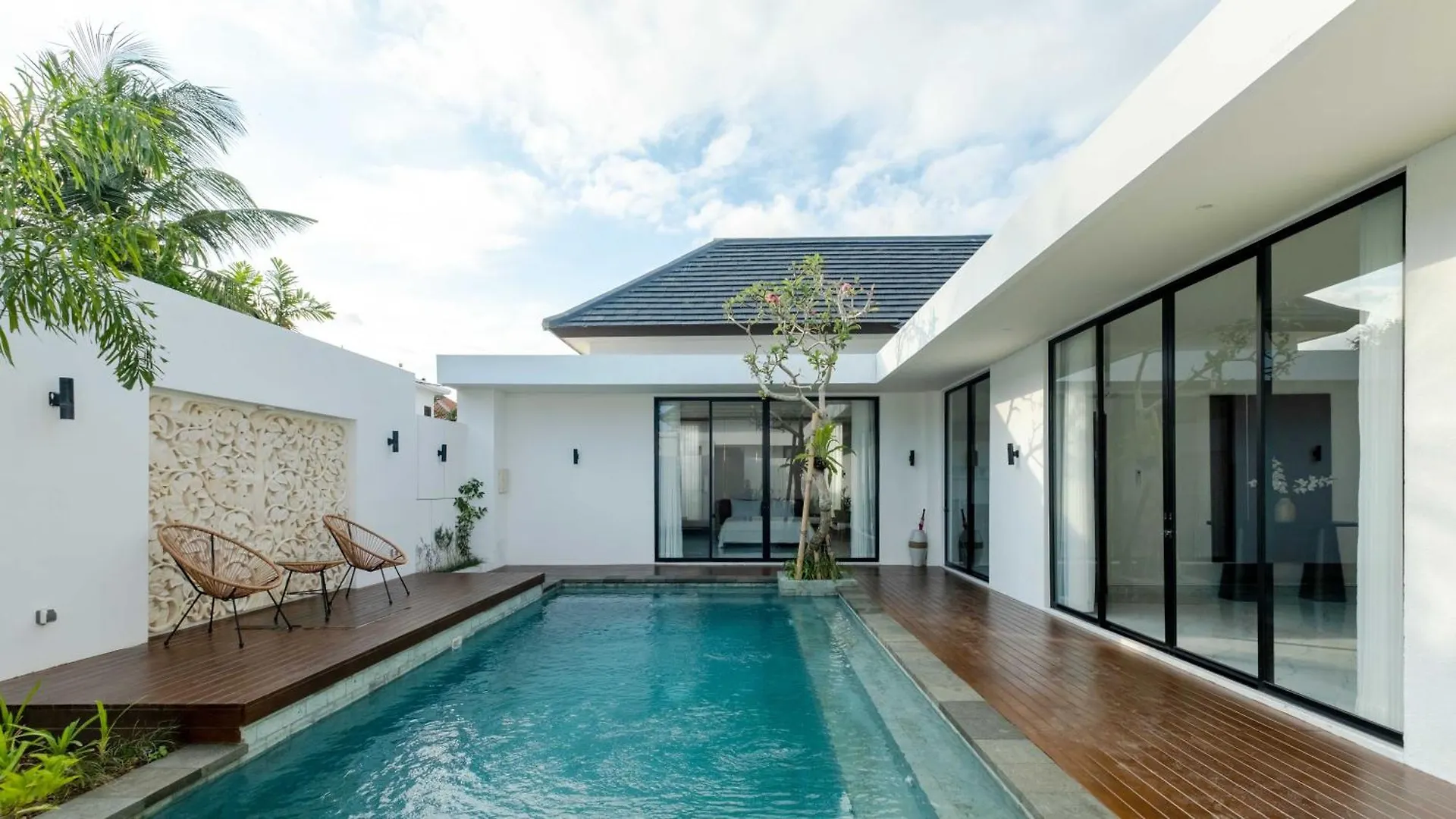 The Swan Villas By Villa Finder スミニャック 0*,  インドネシア